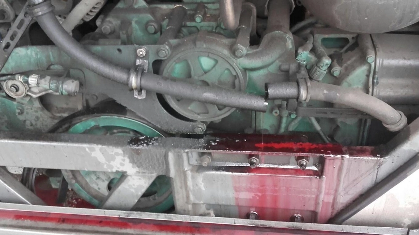 Il motore danneggiato della corriera di Busana