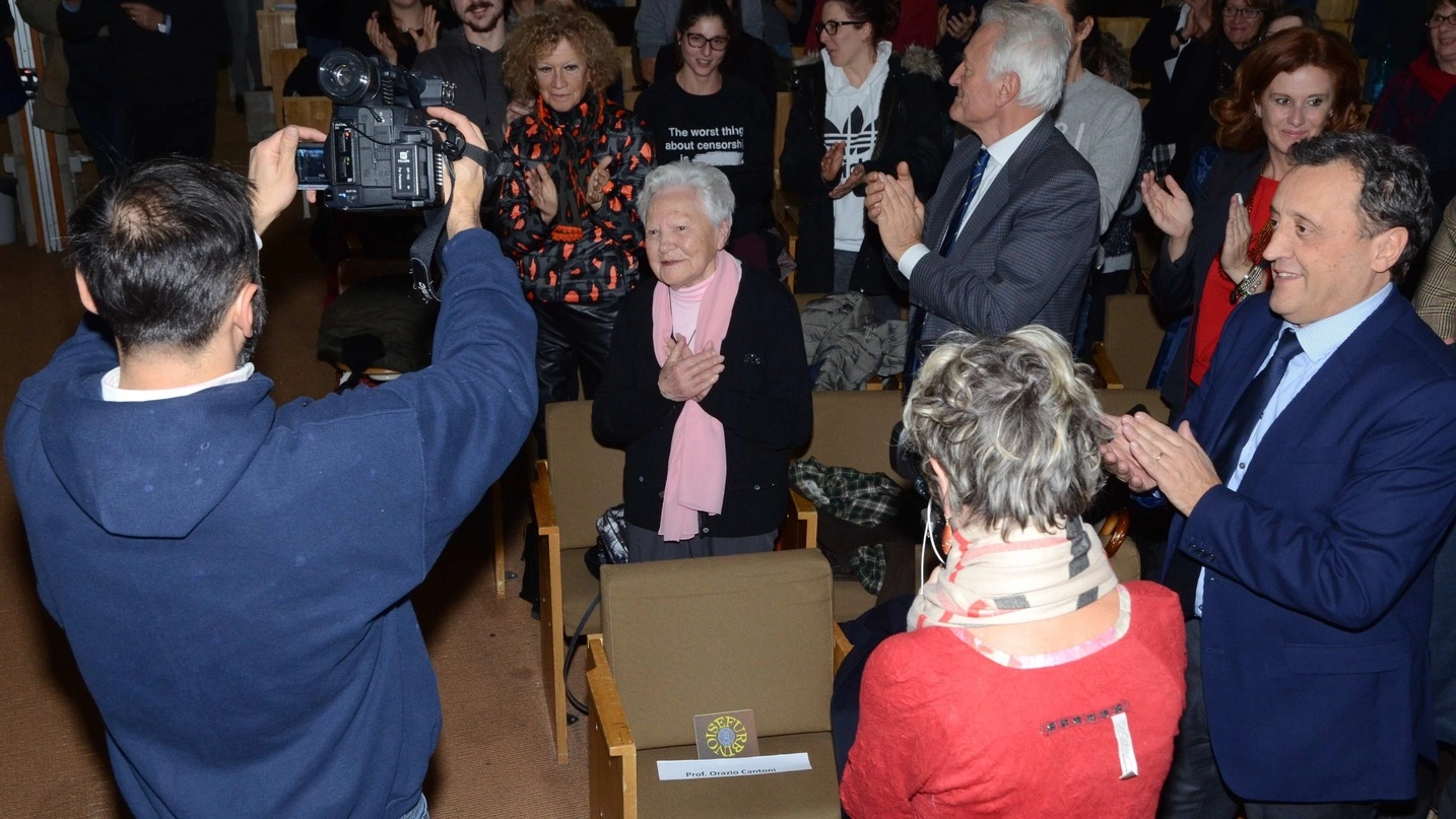 APPLAUDITA Emilia Gismondi, docente a Urbino ora 98enne