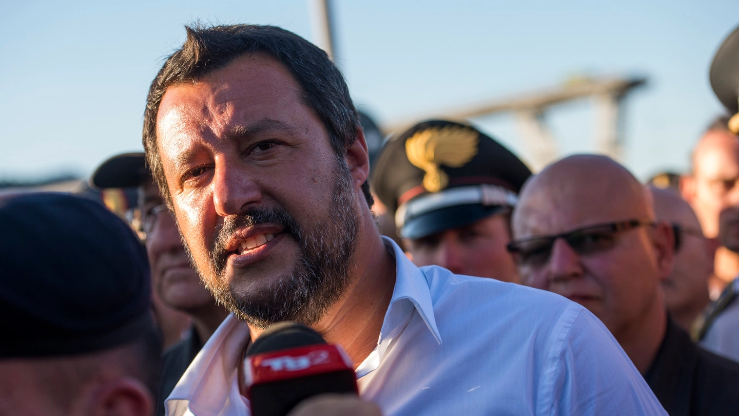 La condanna del sindaco Pistoni: "Piena solidarietà al ministro dell'interno"