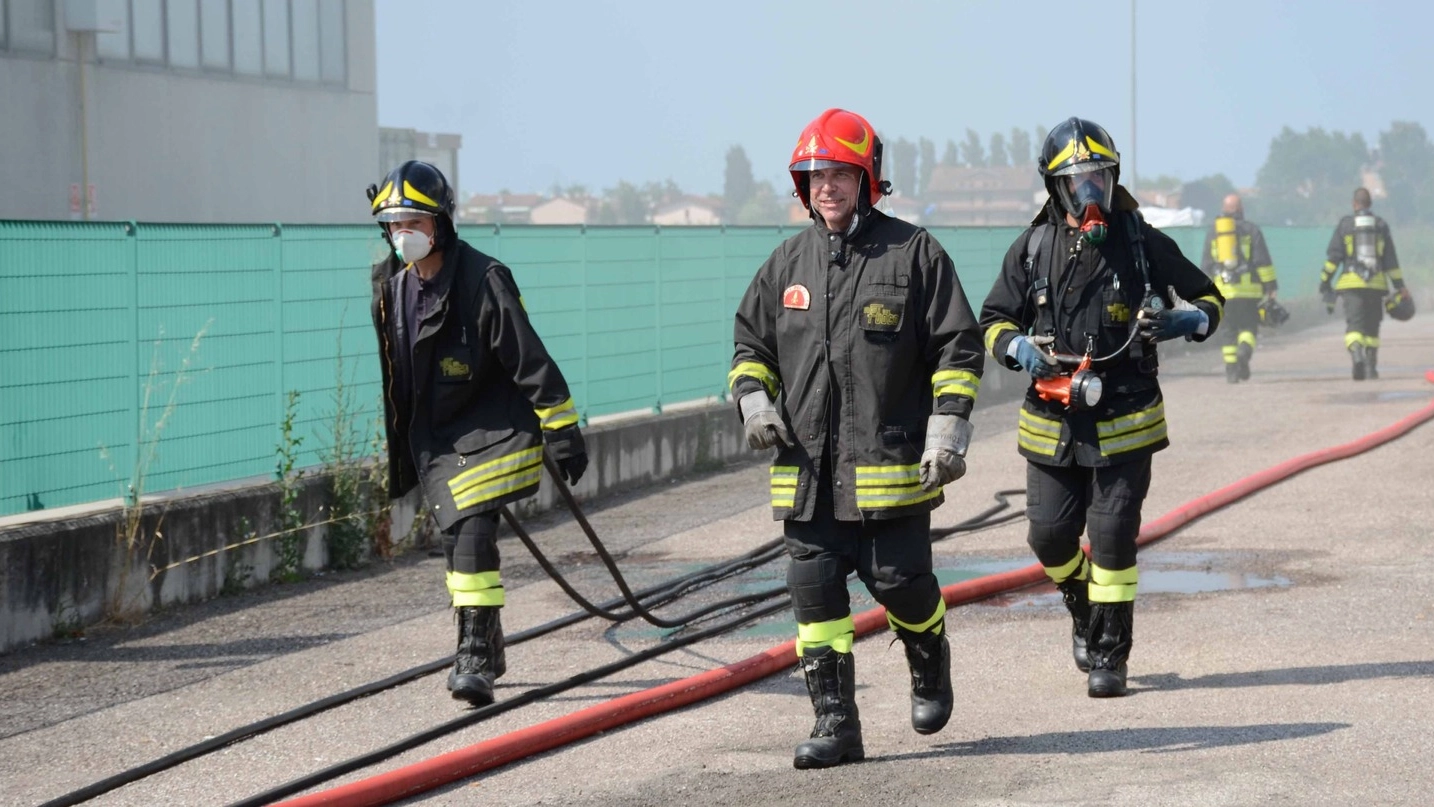 L’intervento dei vigili del fuoco di Rovigo nel magazzino  dell’azienda Itallium, in via Combattenti Alleati d’Europa 