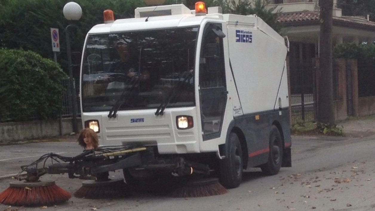 Il camioncino del servizio  di pulizia stradale  con l’inquietante testa  di un manichino montata  sopra le spazzole