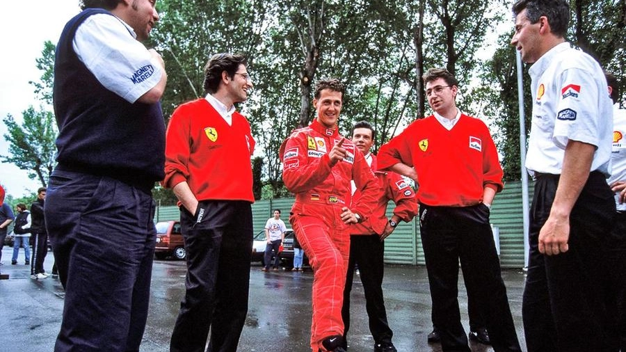 Una foto del ’96: Schumacher gioca a pallone coi tecnici, fra loro Mattia Binotto