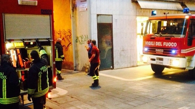 Faenza, i vigili del fuoco in vicolo Santo Stefano per la rottura della conduttura del gas