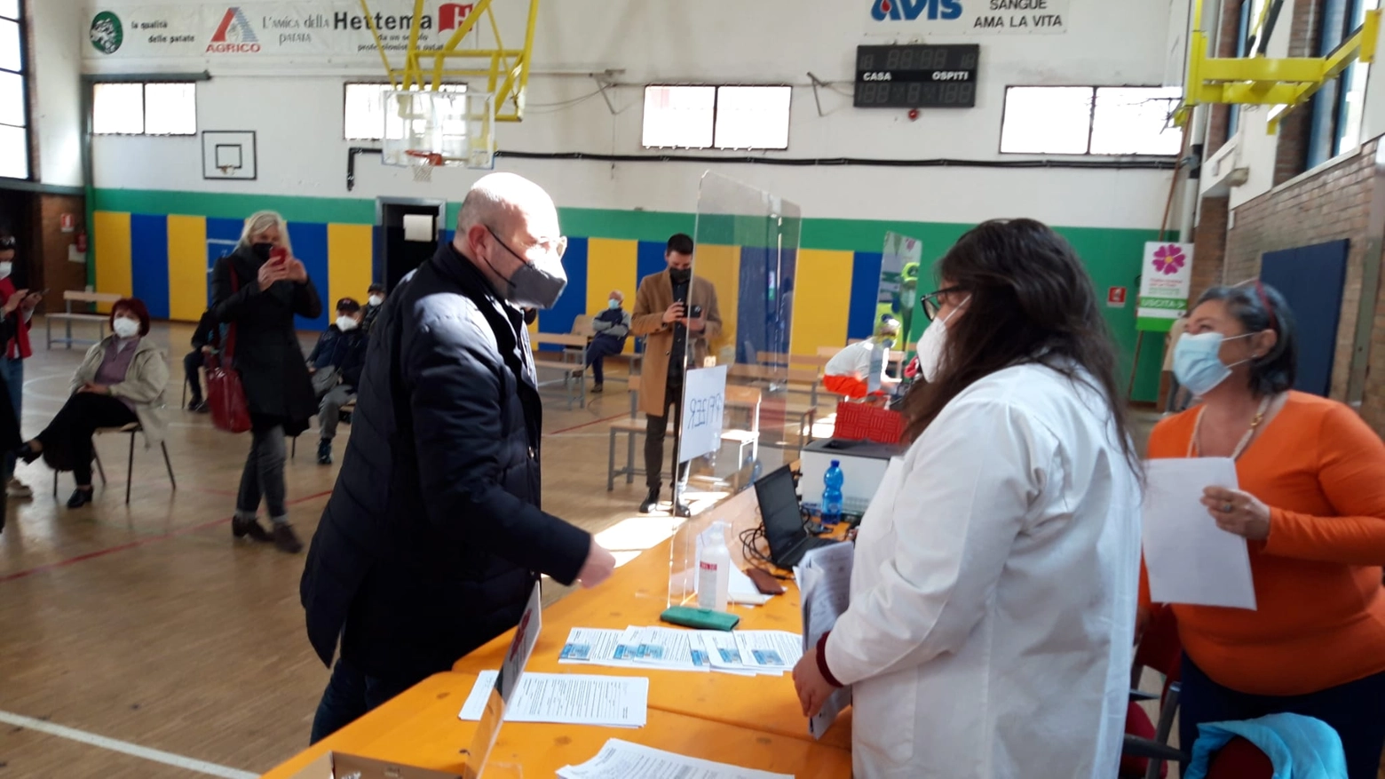 Stefano Bonaccini in visita al nuovo centro vaccinale di Budrio