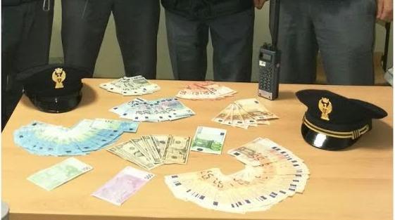 Banconote fotocopiate nei distributori di snack, bottino da 700 euro con il  resto: 2 arresti - la Repubblica