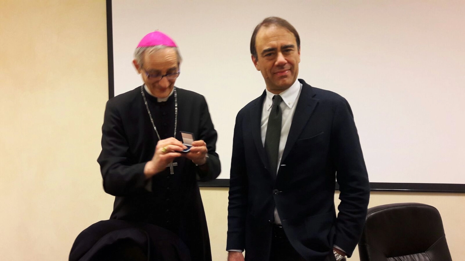L'arcivescovo Matteo Zuppi con Andrea Cangini, direttore di Qn - Il Resto del Carlino
