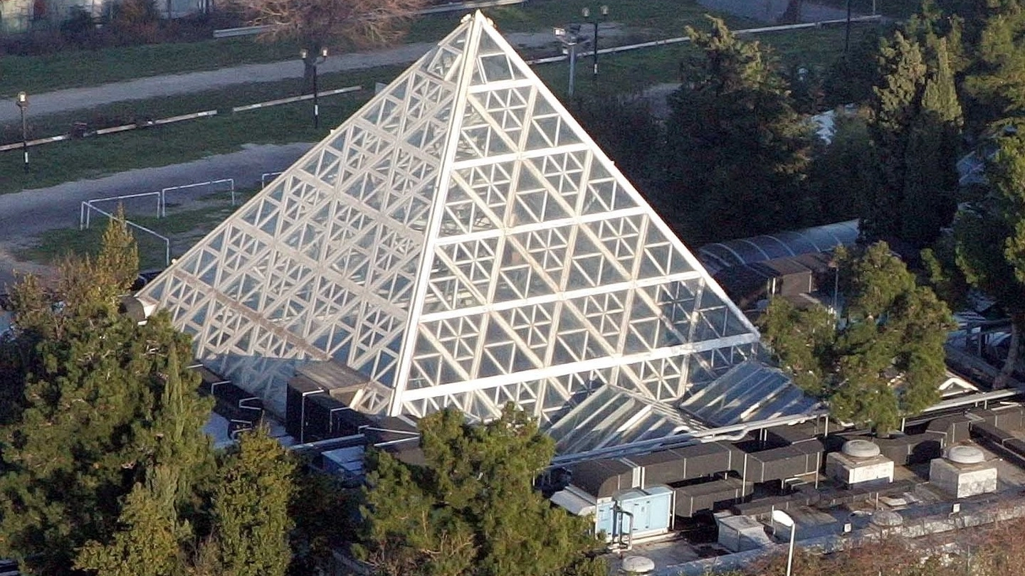 La piramide, simbolo del Cocoricò di Riccione (foto Bove)