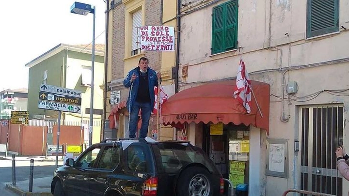 Max Sturani protesta davanti al suo bar ad Ancona