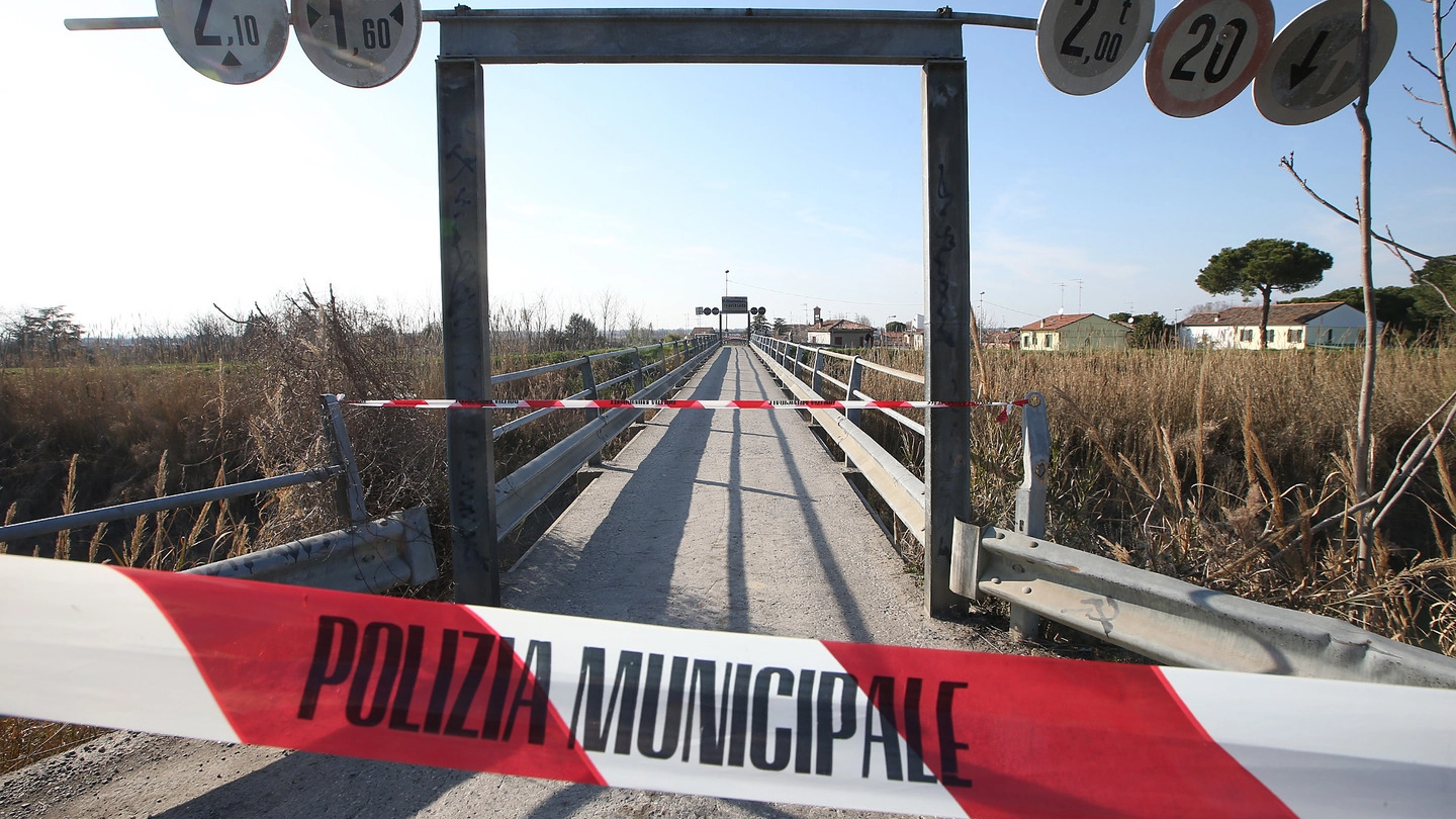  Le immagini del ponte chiuso da vigili del fuoco  e polizia municipale