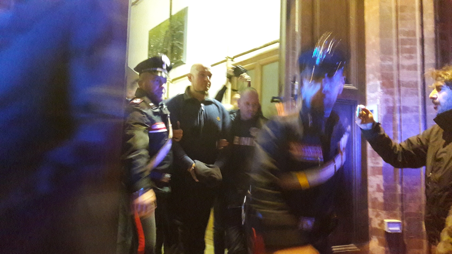 Luca Traini, 28 anni, esce nella notte dalla caserma dei carabinieri