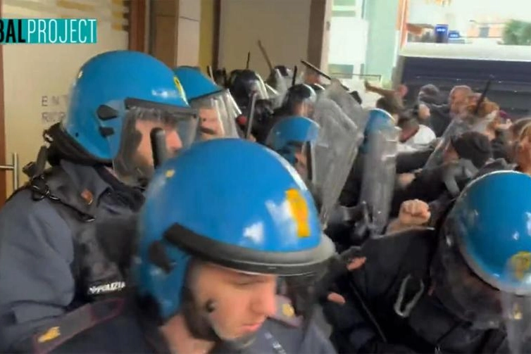 Scontri polizia antagonisti a Padova durante lo sgombero Ater 