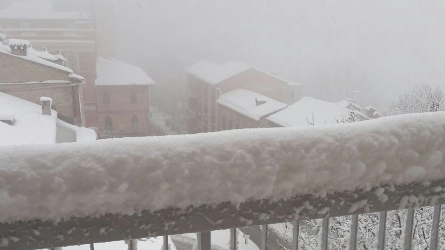 La neve su un balcone a Macerata