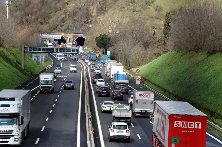 Incidente sull'A1, tamponamento con un tir nel Lazio. Morto operaio 50enne del Napoletano