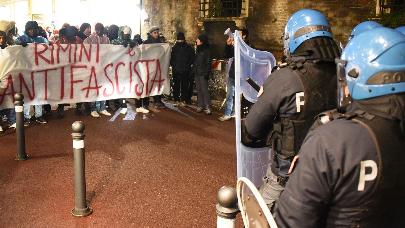 Gli agenti in tenuta antisommossa hanno evitato che gli antifascisti venissero  in contatto con Forza Nuova