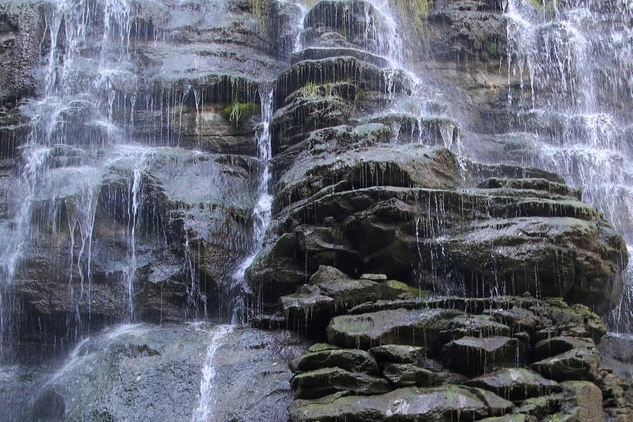 Bagno alla cascata dell’Alferello nel territorio di Alfero (foto Luca Ravaglia)