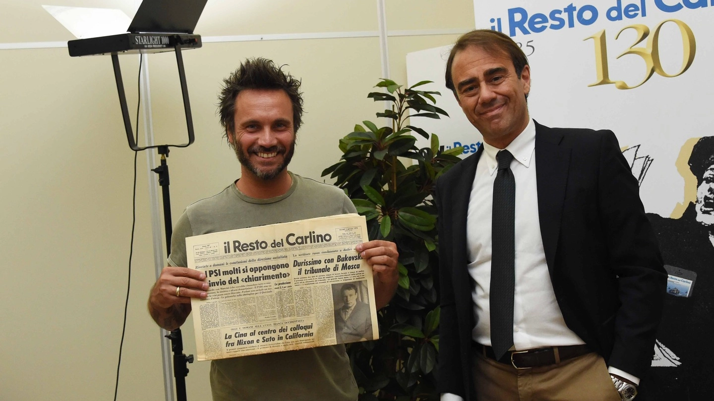 Nek con il giornale del suo giorno di nascita e il direttore Andrea Cangini (foto Schicchi)