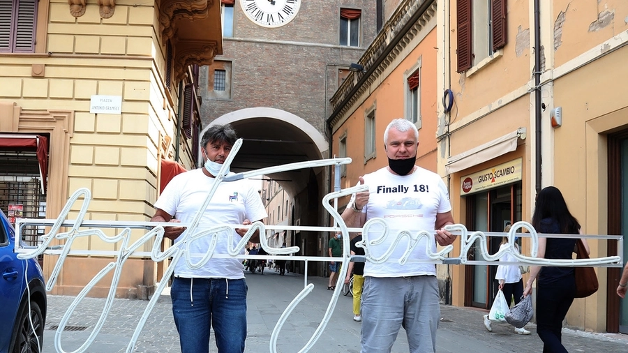 Davide Messina e Gianluca Tramonti, fieri della loro nuova luminaria