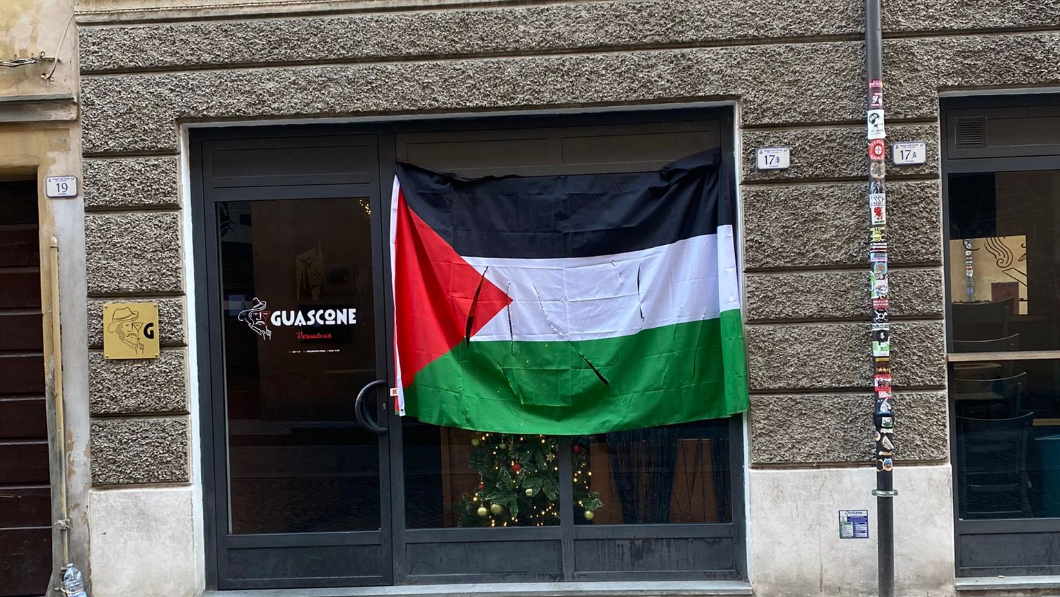 La bandiera palestinese strappata: era esposta sulle vetrate del locale Guascone