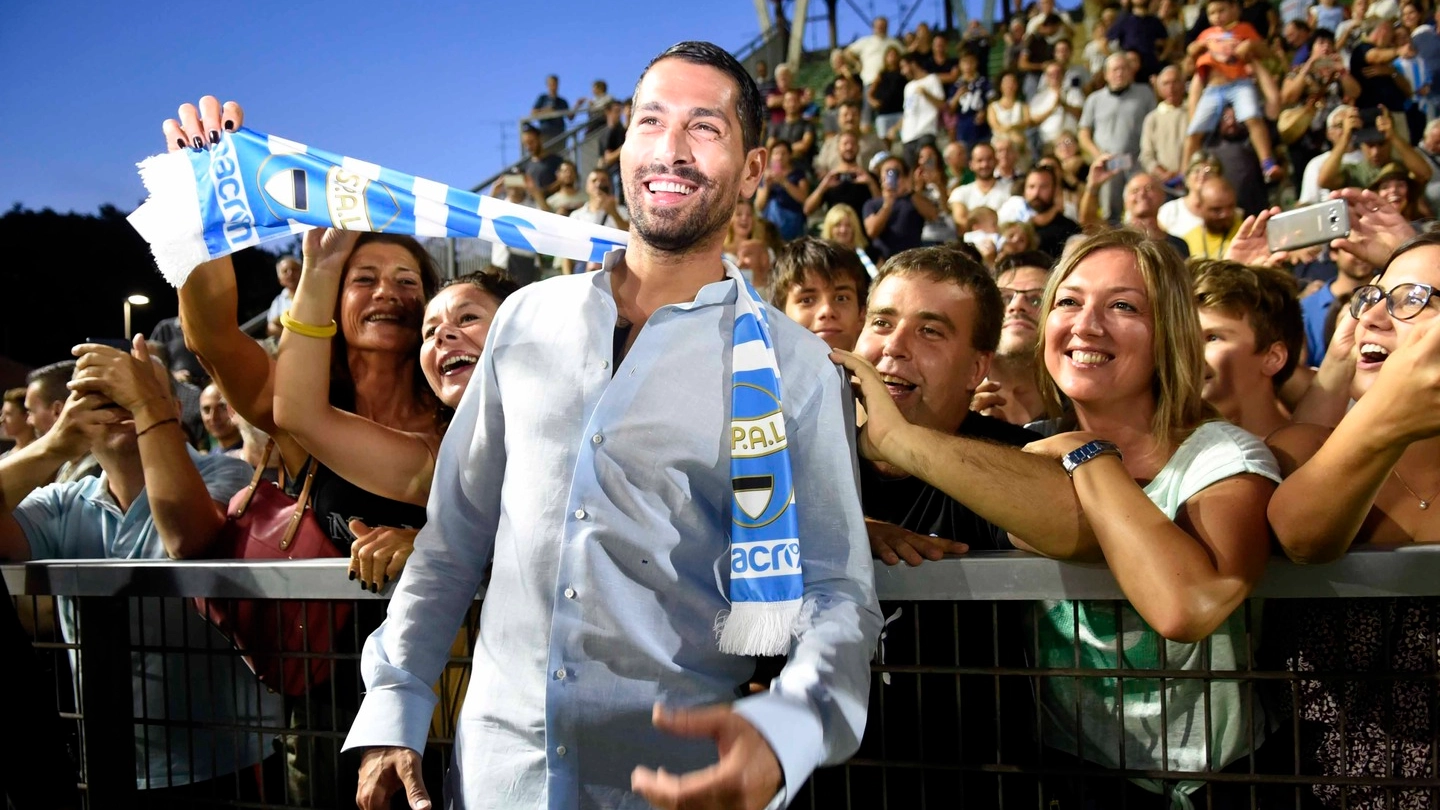 Marco Borriello accolto dai tifosi della Spal (foto Businesspress)