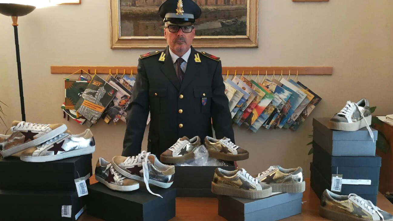 Alcune delle scarpe sequestrate dalla finanza a Milano Marittima
