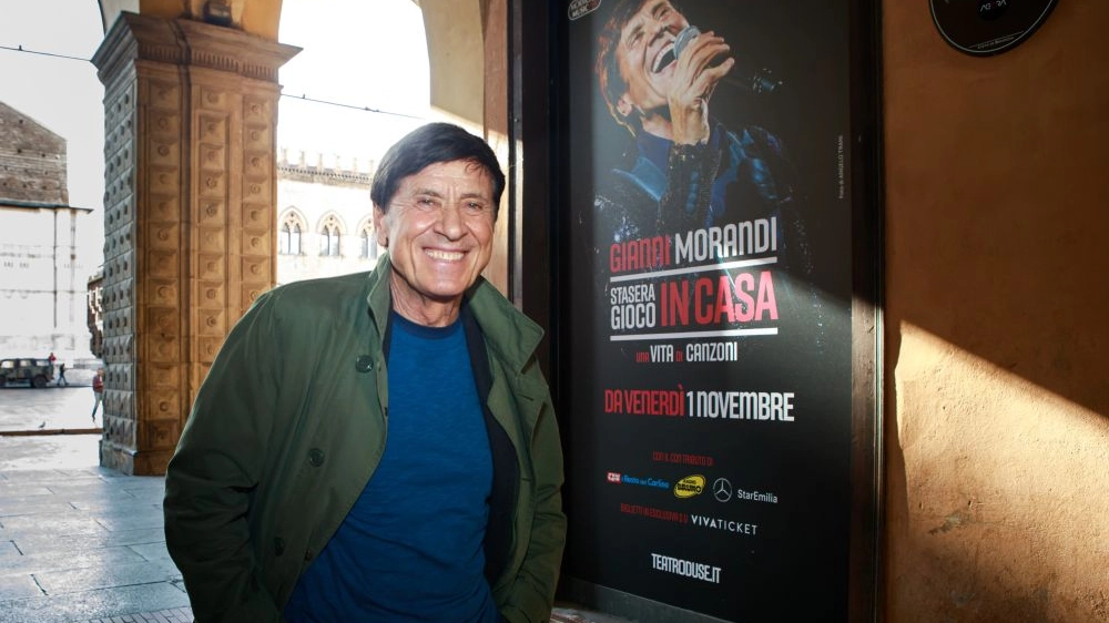 Gianni Morandi in piazza Maggiore (foto Schicchi)
