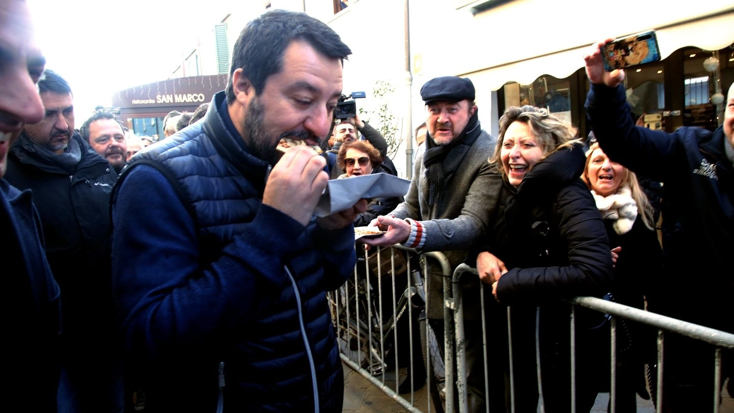 Salvini mangia la piadina con le sardine a Cesenatico (Ravaglia)