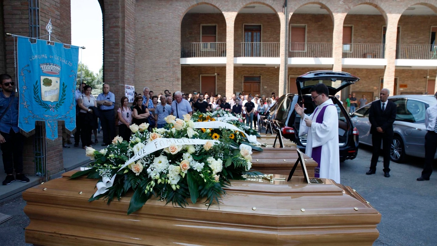 Schianto sulla Reale,i funerali di Walter Cembali e dei figli Federica e Roberto (Corelli)