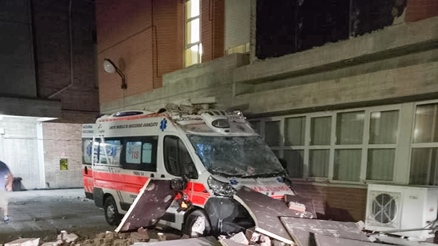 Terremoto, crolli all'ospedale di Amandola, nel Fermano (Foto Zeppilli)