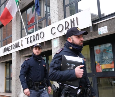 Professore aggredito al Corni di Modena: "La preside difende i ragazzi? Assurdo. Ho contusioni e sono ancora sotto choc"