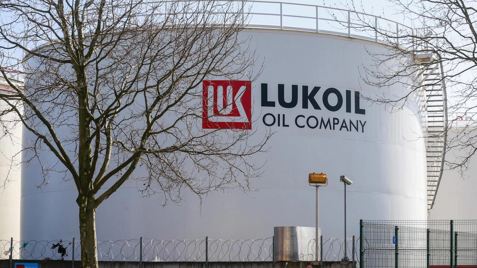Una cisterna di petrolio Lukoil a Bruxelles