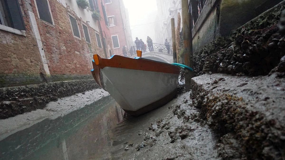 Canali in secca a Venezia, record di bassa marea: problemi anche per le idroambulanze