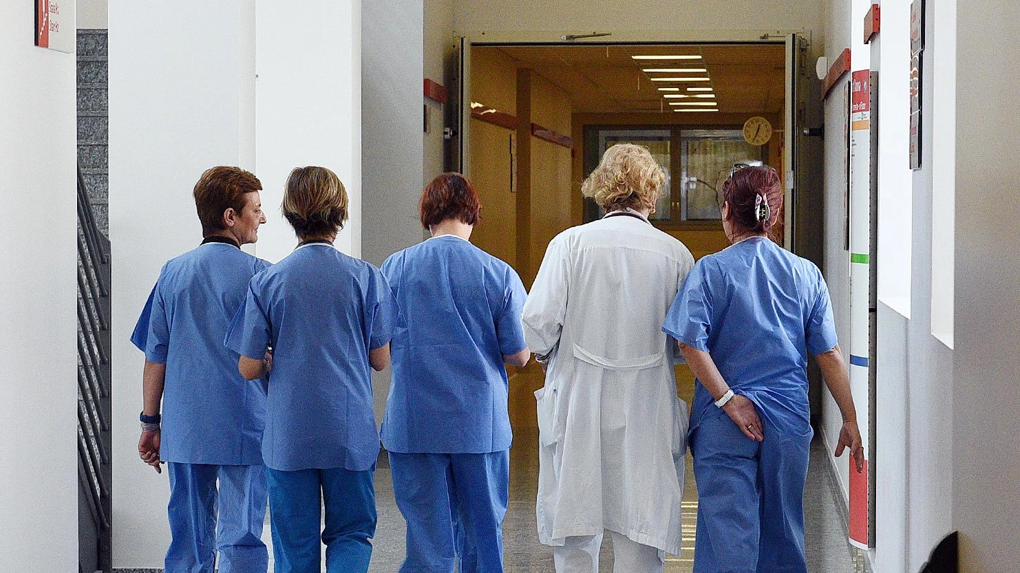 La fuga degli infermieri: "Paghe basse e insulti, in pochi scelgono ancora questo lavoro"