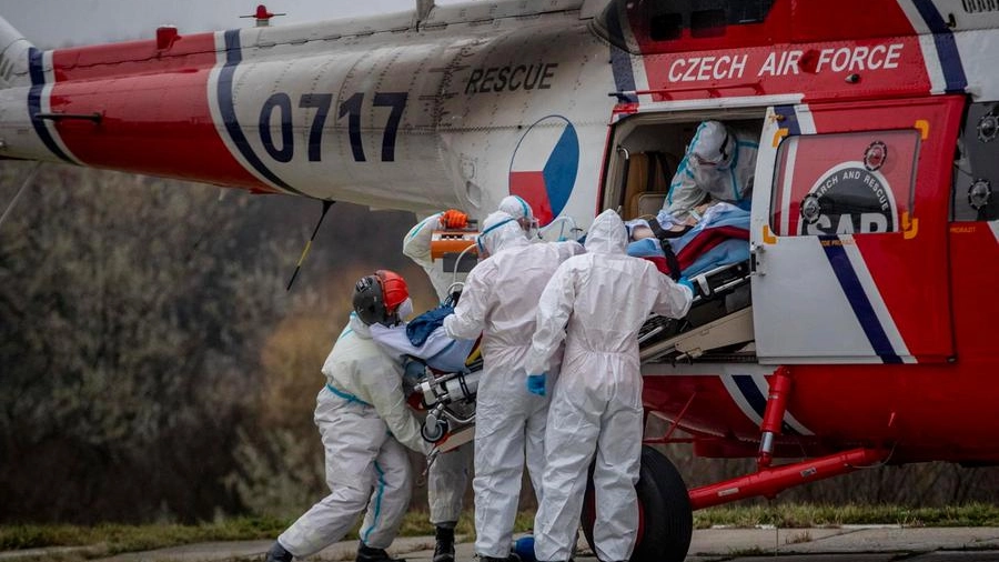 Covid: ospedali pieni in Repubblica Ceca, pazienti spostati in elicottero (Ansa)