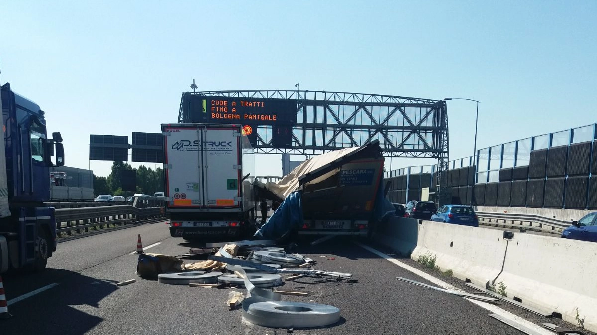 Incidente in A14 a Bologna