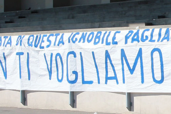 Striscione di protesta dei tifosi contro il neo patron del Modena, Taddeo (Foto Fiocchi)