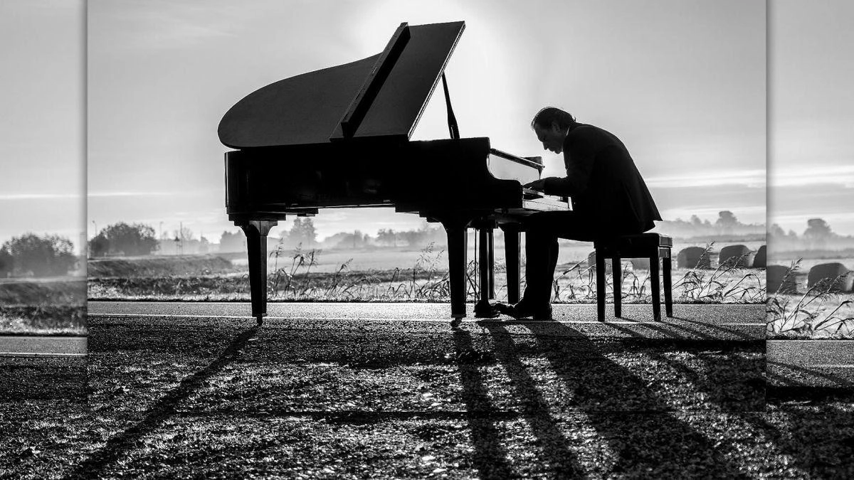 Zanarella, il ’pianista fuori posto’  Concerto all’alba a Marina Romea