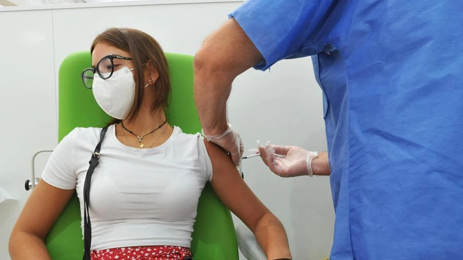 Una ragazza durante la vaccinazione anti Covid