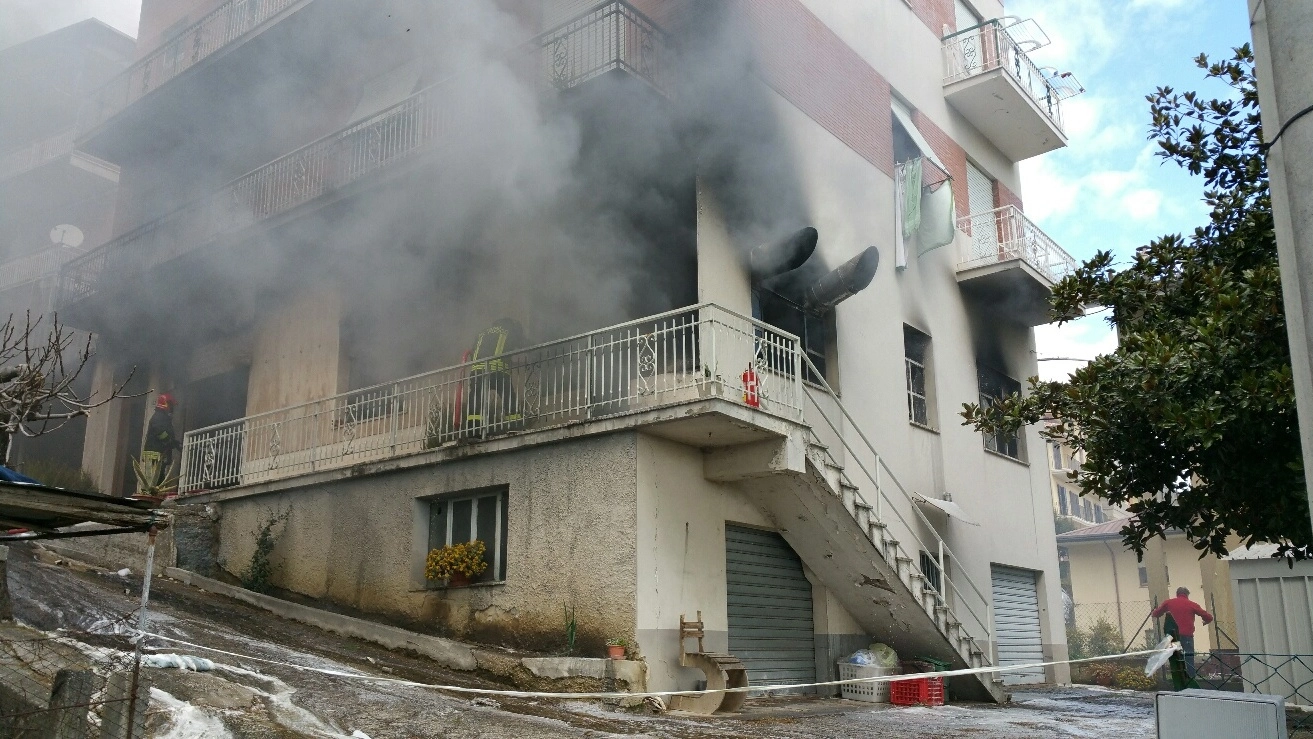 Il laboratorio devastato dalle fiamme (foto Zeppilli)