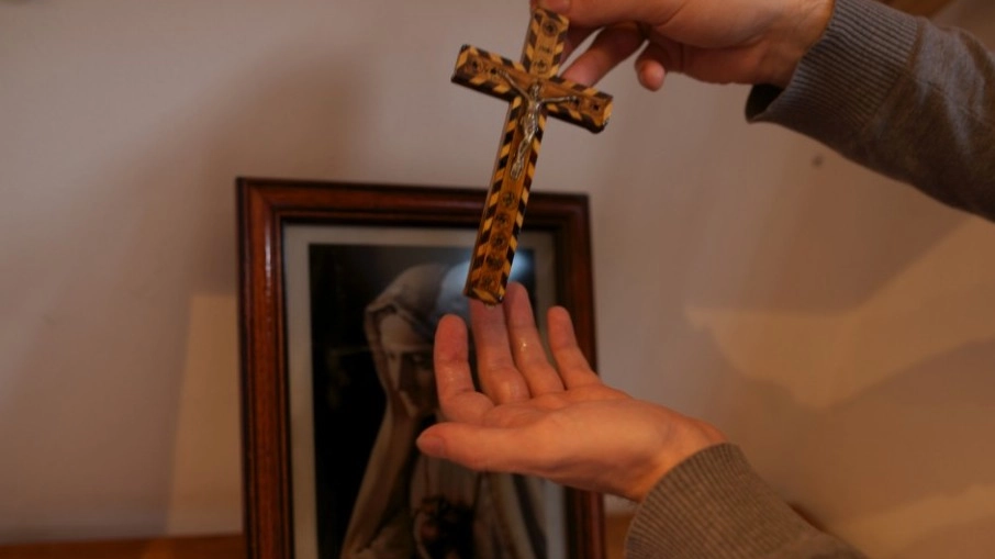 DUBBI Una foto tratta  dal sito del gruppo: il crocifisso  e l’icona della Madonna che trasuderebbe olio
