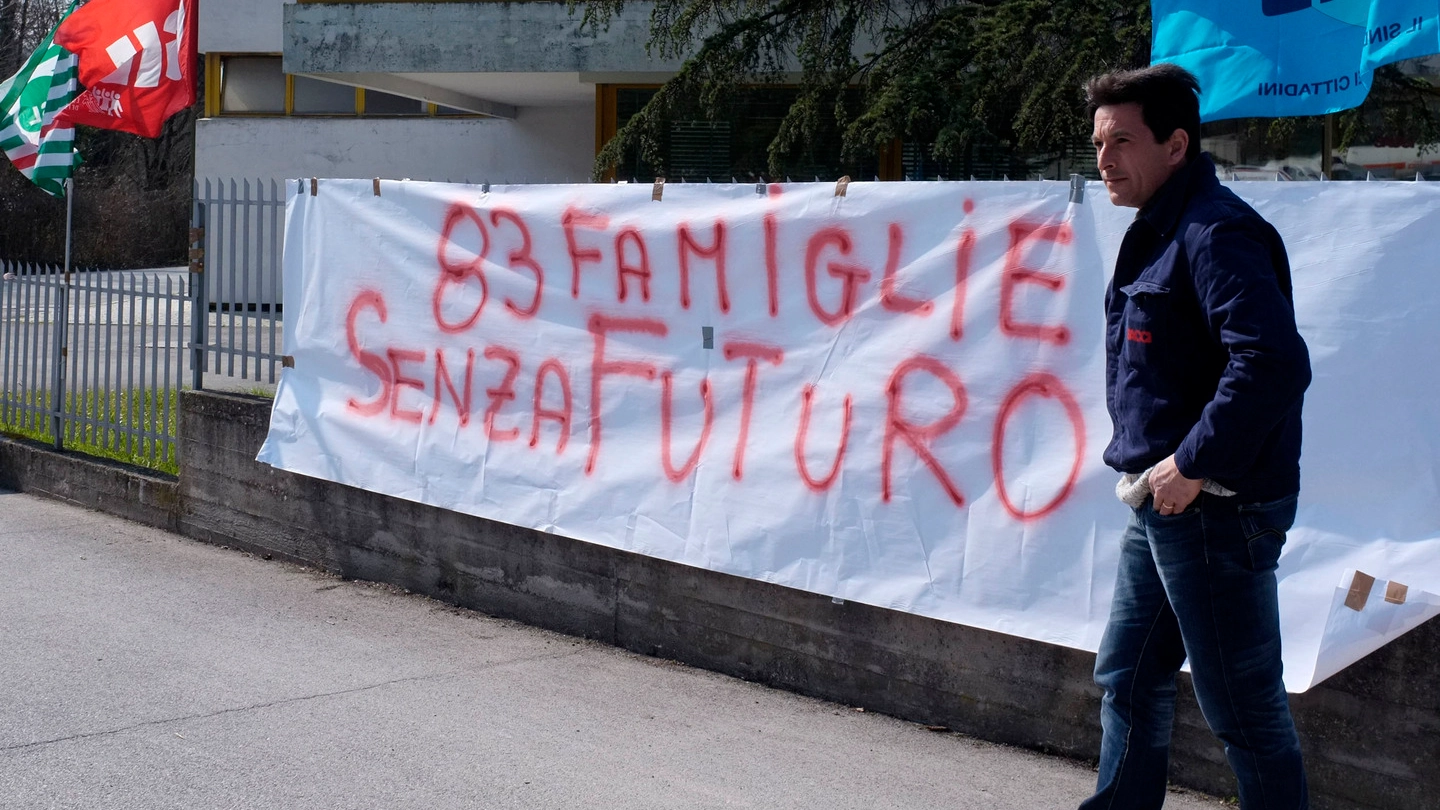 Striscioni appesi dai lavoratori davanti al cementificio Sacci (foto Calavita)