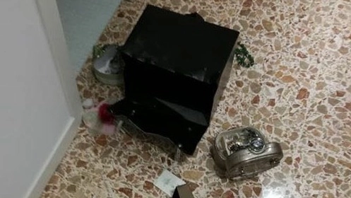 La cassaforte distrutta dai ladri durante il raid nell’abitazione