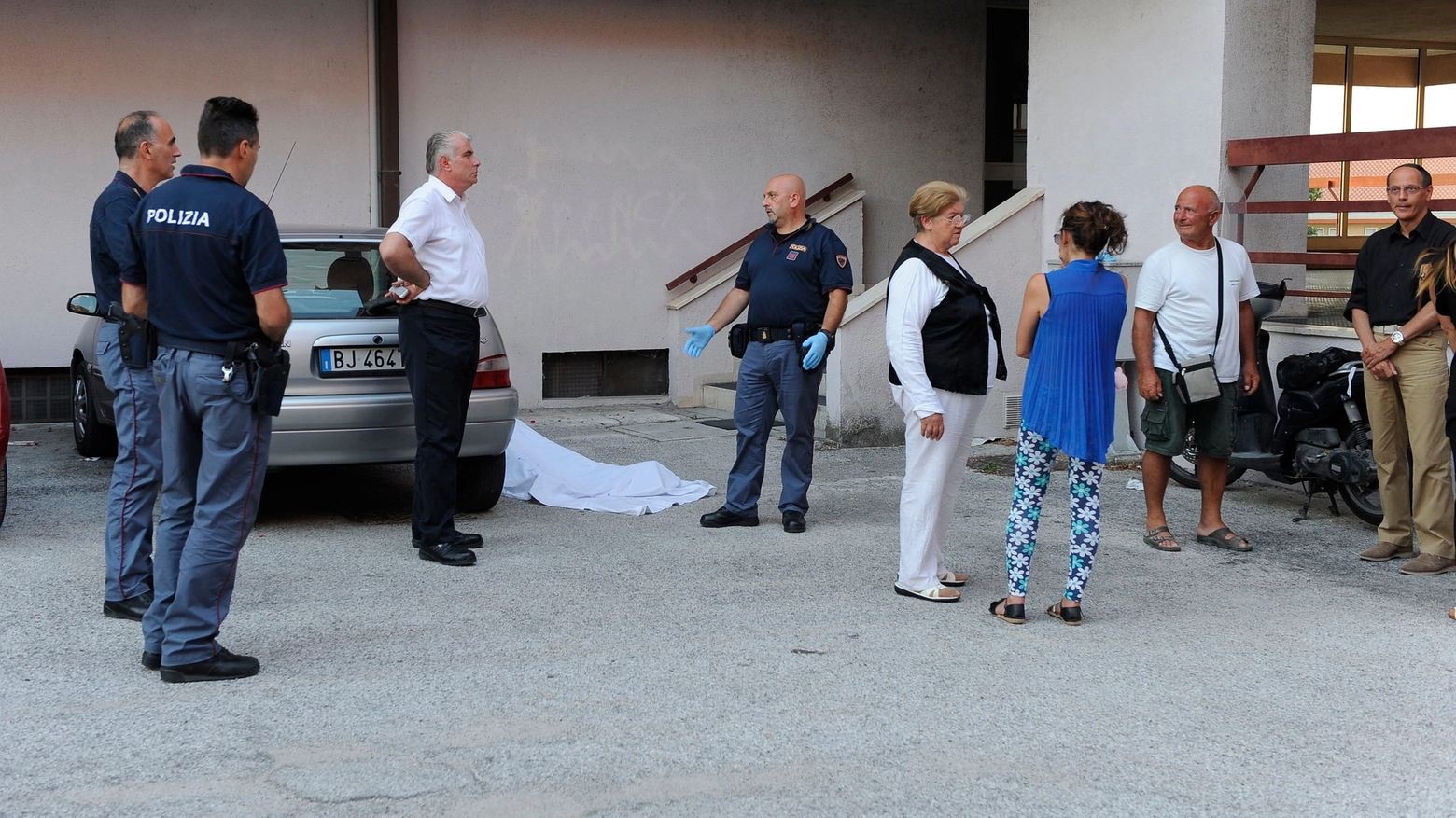 Il corpo della vittima coperto dal lenzuolo (foto Calavita)