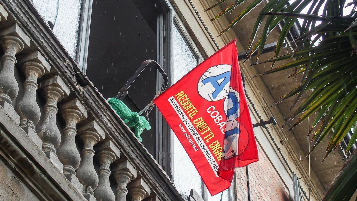 La bandiera del Paz sventola da una finestra di Villa Ricci, occupata il 23 maggio (foto Bove)