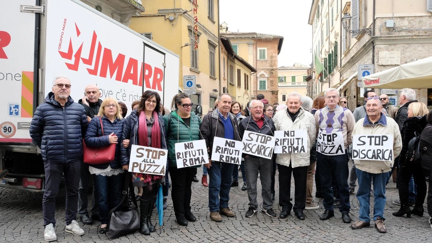 Manifestazione di protesta contro trattamento dei rifiuti di Roma a Relluce