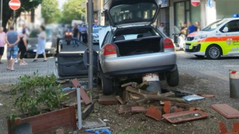 L’auto del macellaio di Castelferretti ha distrutto i piloni dell’isola pedonale di Falconara