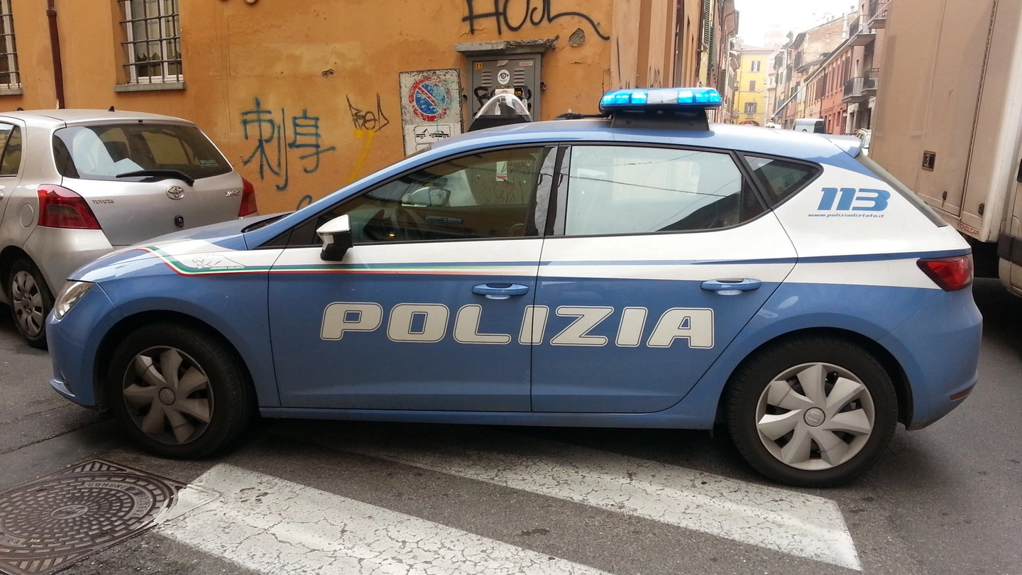 Bologna, speronata un'auto della polizia (foto Dire)