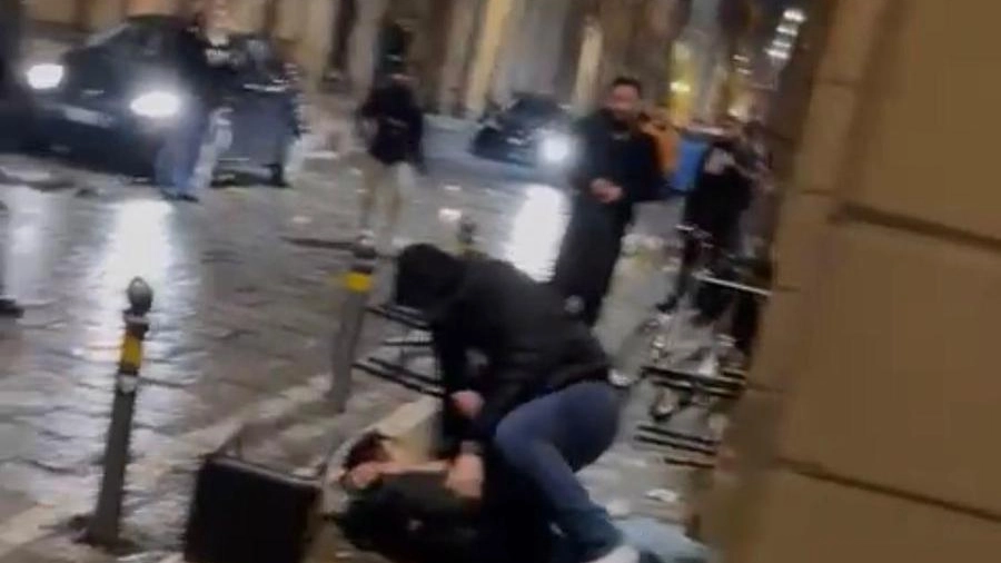 Scene di violenza notturna in via Zamboni, nella zona universitaria di Bologna