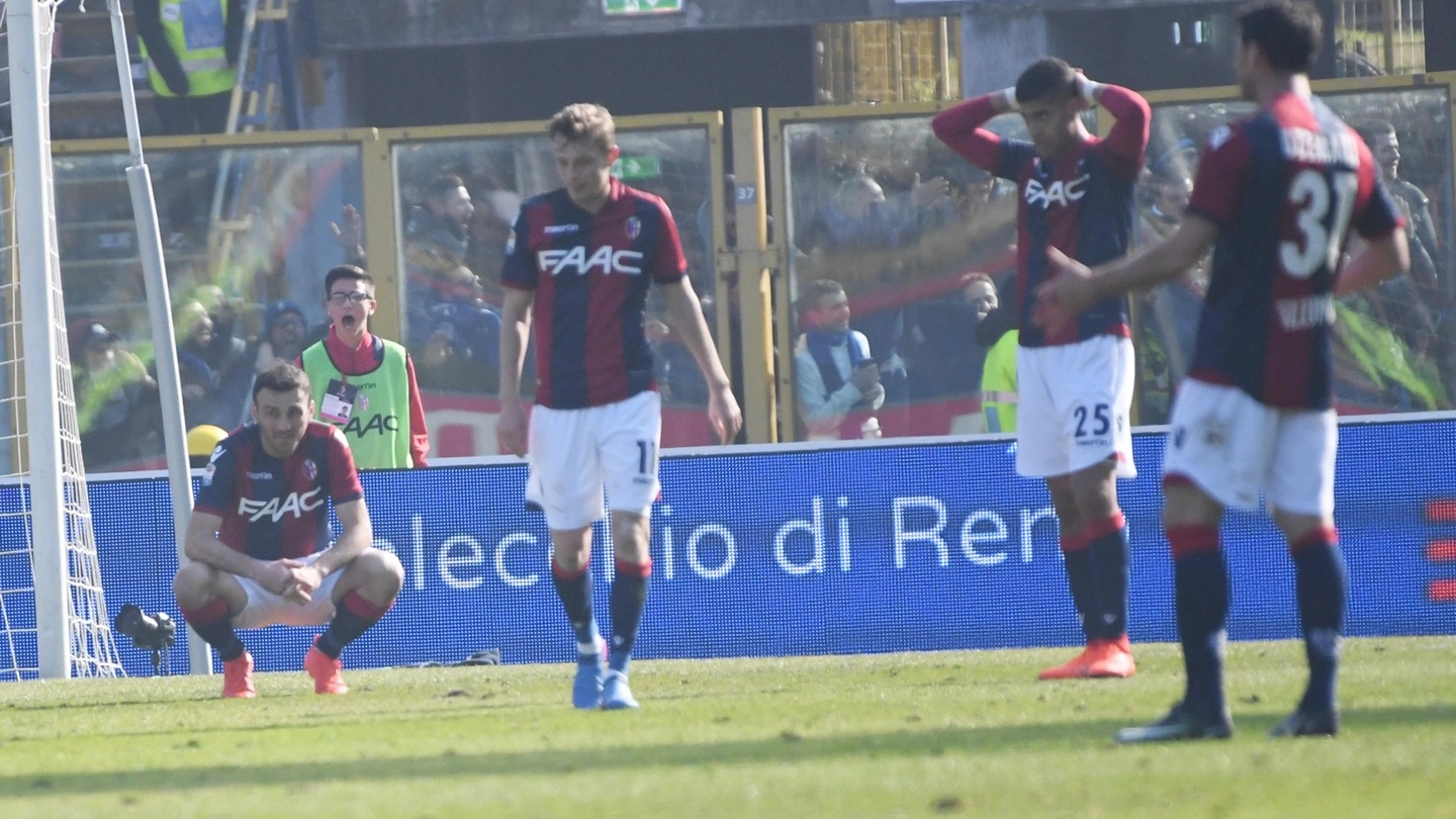 La delusione dei giocatori del Bologna dopo il gol dell'Inter (Foto Schicchi)