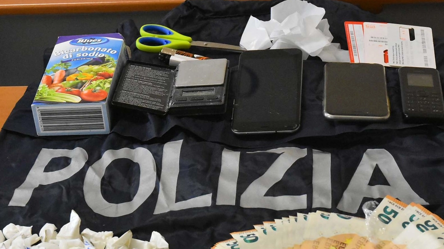 Nella casa degli albanesi trovati soldi, telefonini e droga