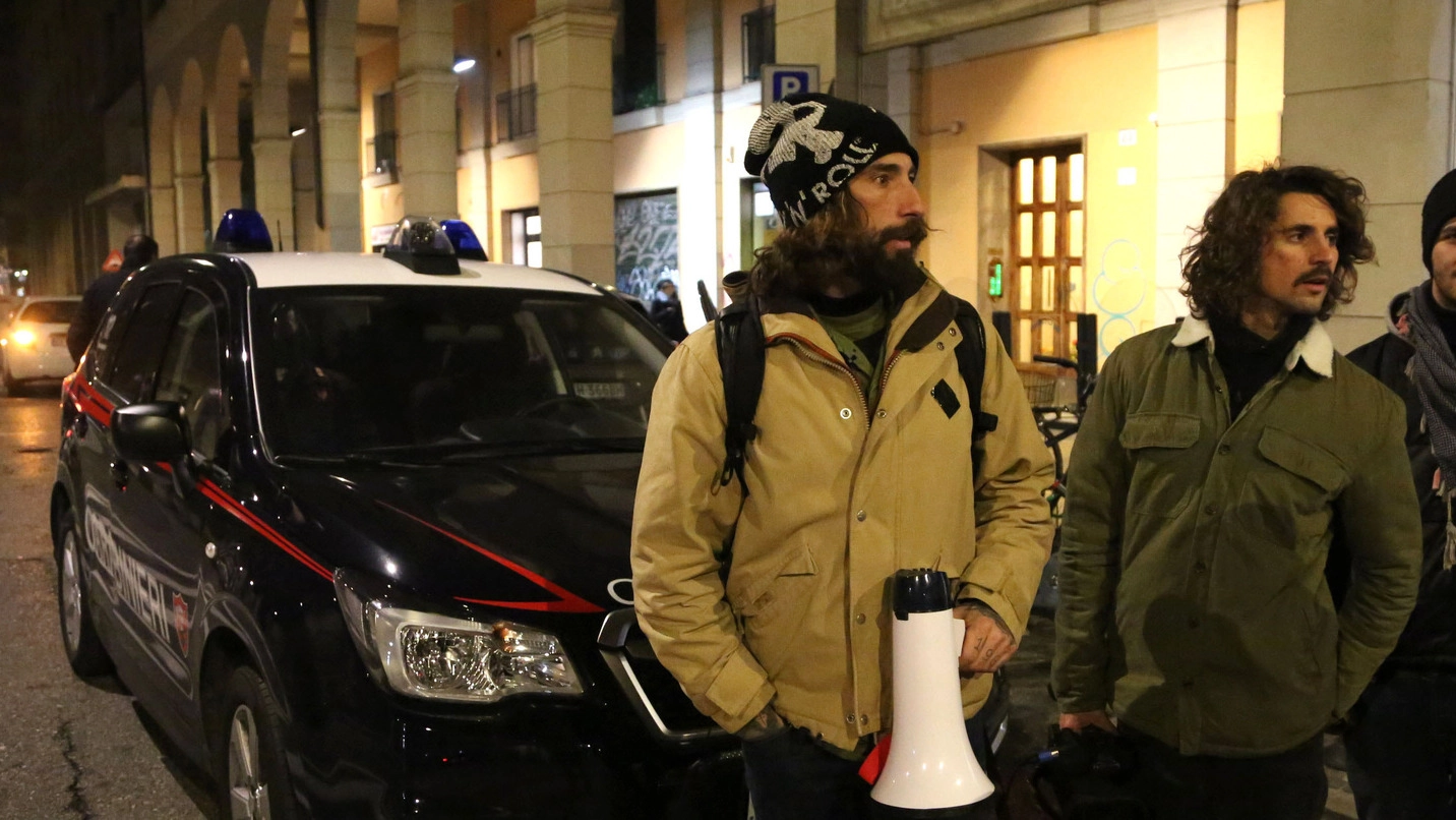 Vittorio Brumotti con il suo megafono dopo l’ultima aggressione